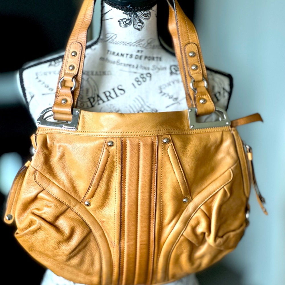 B. Makowsky handbag